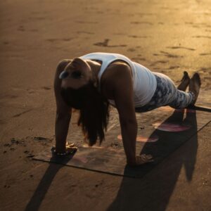 a-woman-is-doing-a-push-up-on-a-mat-e1a42n-ljgu
